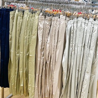 ของแท้ Uniqlo กางเกงสำหรับสาวๆ แบบผ้าซาติน มันเงา นุ่มลื่น ใส่สบาย มีทั้งแบบขาจั๊มพ์ และขาตรง