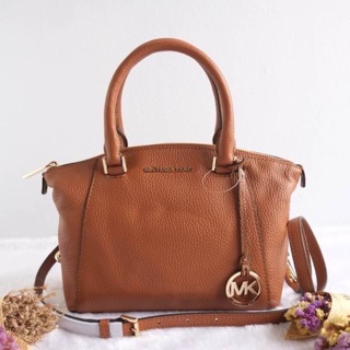 Michael kors riley xs satchel ใบนี้ขนาดกำลังดี ทรงสวย หนังทั้งใบ สีน้ำตาล สวยหรูเท่ห์สุดๆ