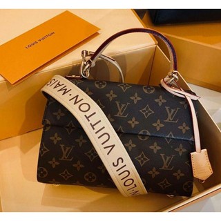 กระเป๋าสะพาย LV พร้อมสายสะพายยาว