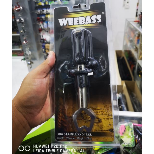 คีมคีบปากปลา" หรือ "กริปเปอร์จับปากปลา" (Fish Gripper / Lip Grip) แบรนด์ WEEBASS ครับ