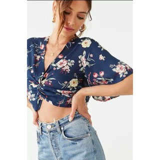 Zara เสื้อครอปแซ่บๆลายดอก ผ้าพริ้วดี ตรงแขนแต่งระบาย เอวด้านหน้าไขว้ สม็อคด้านหลัง ใส่กับยีนส์สวยมากมีลายดอกชมพู ดอกกรม