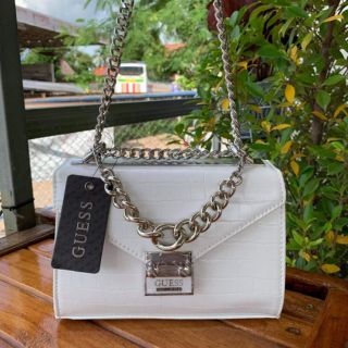 กระเป๋าสะพาย​​ guess