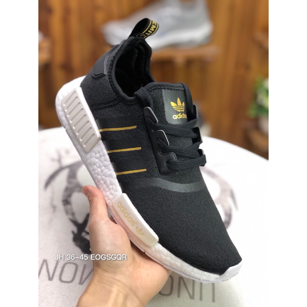 ของแท้ 100 Adidas Boost Nmd R1 V2 Two รองเท้าวิ่งระบายอากาศ รองเท้ากีฬา สีดำ 2 J7ebusicmx