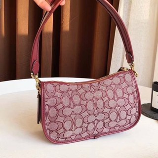 Coach SWINGER BAG IN SIGNATURE JACQUARD