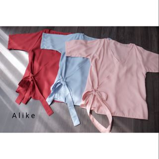 เสื้อแขนสั้นไขว้หน้า มีดีเทลผูกโบว์ด้านข้าง งานน่ารัก alike​