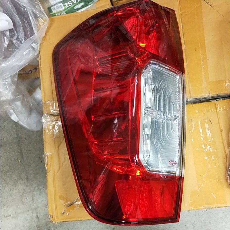 เสื้อไฟท้าย​ nissan​ navara​ np300​ 2015​ นาวาร่า​ ไม่มีขั้ว​ รถตอนเดียว