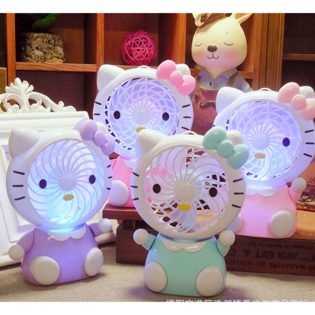 พัดลมลายการ์ตูน kitty มีไฟ ตั้งโต๊ะ พกพาได้ หมุนได้360องศา(กล่องชมพู)