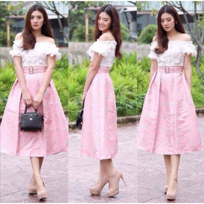เซต​กระโปรง​ เสื้อลูกไม้ กระโปรง​งาน​ปัก​ ป้ายVegus สีขาวชมพู มือ2