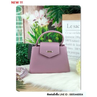 PEDRO VELVET TOP HANDLE BAG กระเป๋าหูหิ้ววางอยู่ทรงสวย ด้านหน้าตรงฝาเปิดปั๊มโลโก้แบรนด์สีทอง ++-