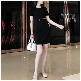 เดรสคอกลมดีไซส์สุดคูล ผ้าเนื้อเด้งลื่น Black Zippy Dress