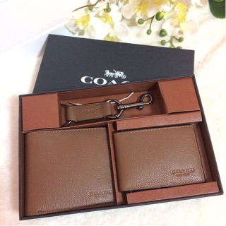 Coach กระเป๋าสตางค์ Set สีน้ำตาล มีพวกกุญแจ พร้อมกล่องมาด้วยค่ะ ใครหาของขวัญ ให้หนุ่มๆ อยู่รีบจับจองเลยค่ะ