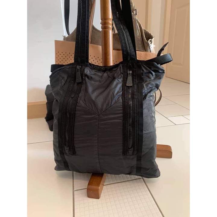 กระเป๋าถือและสะพายไหล่ มือสองแบรนด์ Diesel งานผ้าบุนวมสวยๆ สีดำ