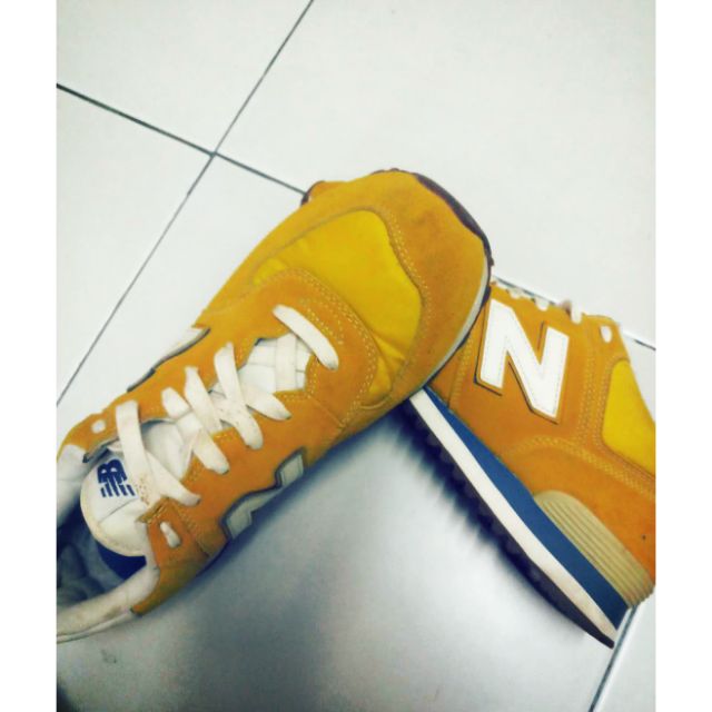 New Balance (รุ่น MRL420SE) Suede Engineered Trainers สีเหลืองคาดน้ำเงิน