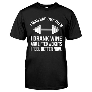 เสื้อยืดคอกลมเสื้อยืด พิมพ์ลายกราฟิก I Is Sad But Then I Drank Wine and Lifted Weights I Feel Better Now Gift สําหรับผู้