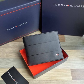 TOMMY HILFIGER SHORT WALLET กระเป๋าสตางค์ทรงสั้นแบบพับสองตอน