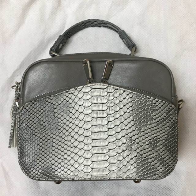 กระเป๋าแบรนด์ Tallulah mini riley in grey python. สภาพ 99% พร้อมถุงผ้า อปก ครบ ใช้เพียง 3 ครั้ง ซื้อมาราคา1590฿ ปี2017