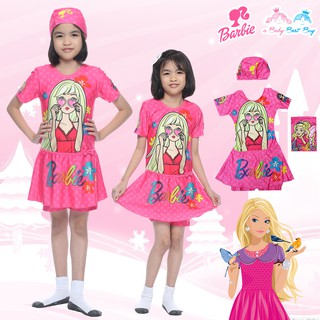 ชุดว่ายน้ำเด็กผู้หญิง Barbie สีชมพู บอดี้สูทเสื้อแขนสั้นกระโปรง มาพร้อมหมวกว่ายน้ำและถุงผ้า ลิขสิทธิ์แท้