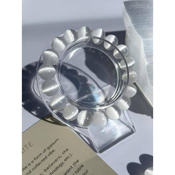 หินเซเรไนต์ ( Selenite ) มาในแบบสร้อยข้อมือหินสวยๆ สำหรับใครที่ชอบสะสมหิน หรือศึกษาศาสตร์ Reiki หรือ energy healing