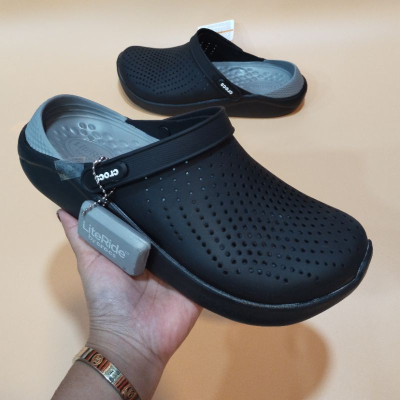 Crocs LiteRide Clog รองเท้าคร็อคส์รุ่นฮิตได้ทั้งชายหญิงรองเท้าแตะ Crocs ผลิตจากยางอย่างดีนิ่มเบาไม่ลื่นใส่สะอาดเท้า