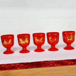แก้วน้ำชา หรือ ถ้วยชา สีแดงทรงสูง เขียนลายหงส์มังกร สีทอง ทรงมีขาสูง