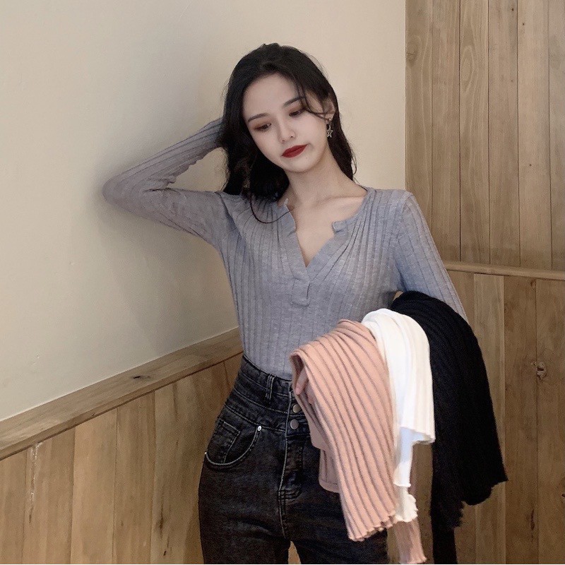 cicishop Cicishop(พร้อมส่ง)เสื้อครอปแขนยาวไหมพรมคอวีสีเรียบๆ(8899)