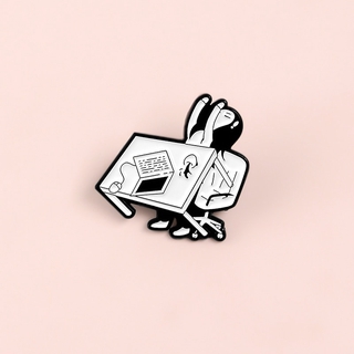 Tired Of Working Enamel Pin เข็มกลัดสีดําสีขาวสําหรับเพื่อนเจ้าสาว