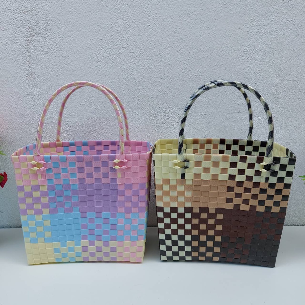 กระเป๋าสาน เส้นพลาสติก  แบบถือ สียูนิคอรน กว้าง13ยาว24.5สูง23cmวัดจากขอบปากกระเป๋า