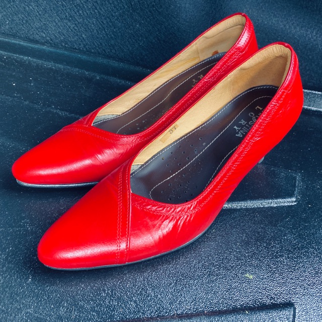 รองเท้าคัชชู (หนังวัวแท้) สีแดงสด ใส่แล้วเท้าขาวมาก ส้นปกติสูง 1 นิ้วครึ่ง
