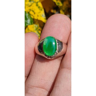 แหวนหยก 翡翠戒指 (Jadeite ring) 0.77 กะรัต (Cts.) ดิบ ไม่ผ่านการปรับปรุง (Type A) พม่า (Myanmar)