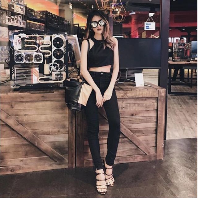 🔥New!! ส่งต่อเสื้อ crop top คอเต่าสีดำ แขน slove จากแบรนด์ quinnclotes_