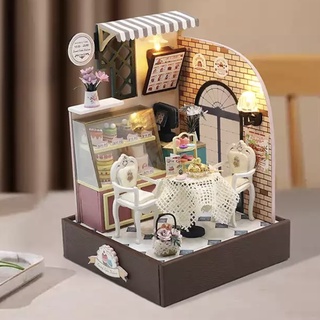 พร้อมส่ง บ้านตุ๊กตา DIY ร้านขนมหวาน Sweet Cake Station มีที่ครอบกันฝุ่น