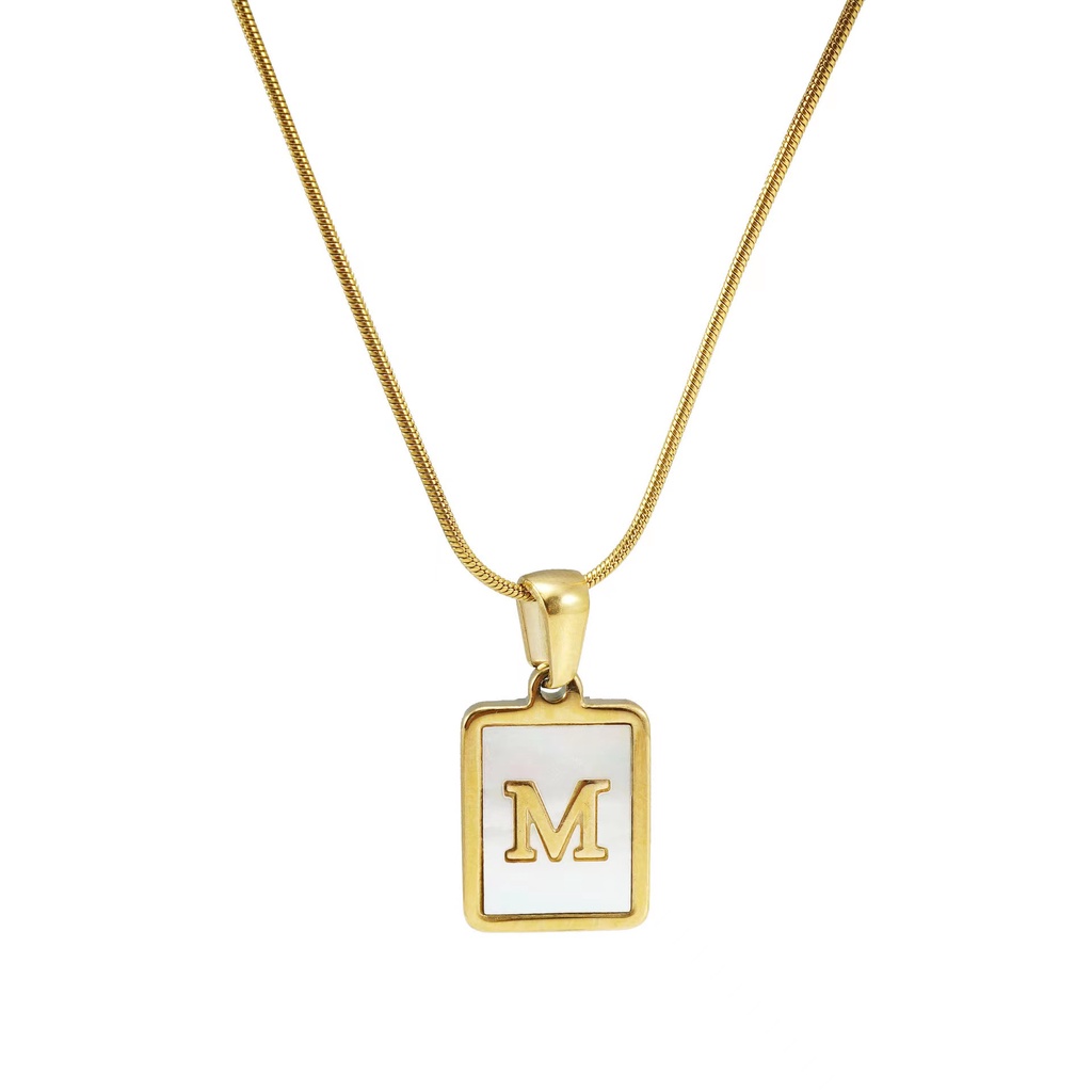 สร้อยคอแสตนเลสสีทองเงางาม พร้อมจี้มุกอักษรอังกฤษสุดแนว