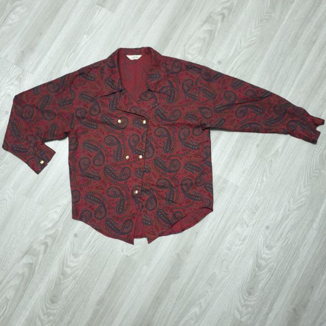 เสื้อมือสองวินเทจ ลายเท่ๆ สีแดงเข้ม ติดกระดุมคอได้ 2 แบบ
