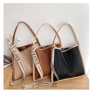 Wrinkle bag สีละมุนอีกแล้ว กระเป๋าหนังเย็บให้เป็นพลีท สะพายแล้วดูแพงมาก