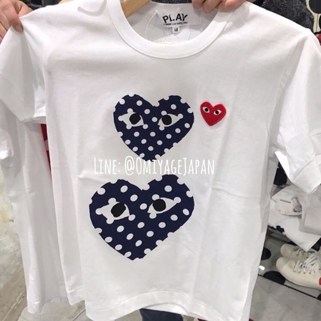 เสื้อยืดแขนสั้นสีขาวลายจุดหัวใจคู่ Play COMME des GARCONS