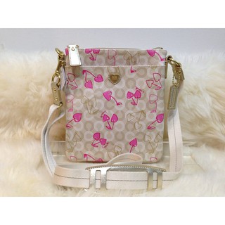 Impcoachza พร้อมส่ง กระเป๋าสะพาย COACH Waverly Cherry Heart Swingpack Crossbody Purse Khaki &amp; Pink 49248