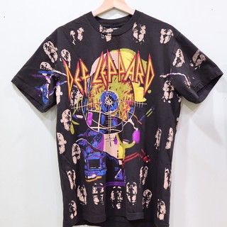 เสื้อวงDef Leppard ลายโอเวอร์ปริ้น ตะเข็บเดี่ยวบนล่าง สไตล์วินเทจ สกรีนทั้งตัว ผ้านอก เสื้อOVP เสื้อโอเวอร์ไซส์