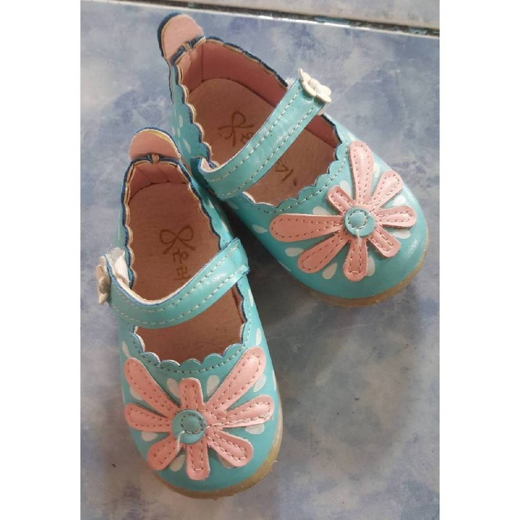 รองเท้าคัชชู รองท้าเด็ก สีฟ้าปักดอกไม้สีชมพู