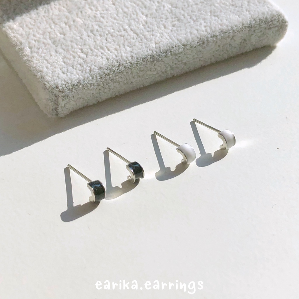 earika.earrings - tiny pic hoop ต่างหูครึ่งห่วงจิ๋ว (มีให้เลือก 2 สี) ผิวแพ้ง่ายใส่ได้