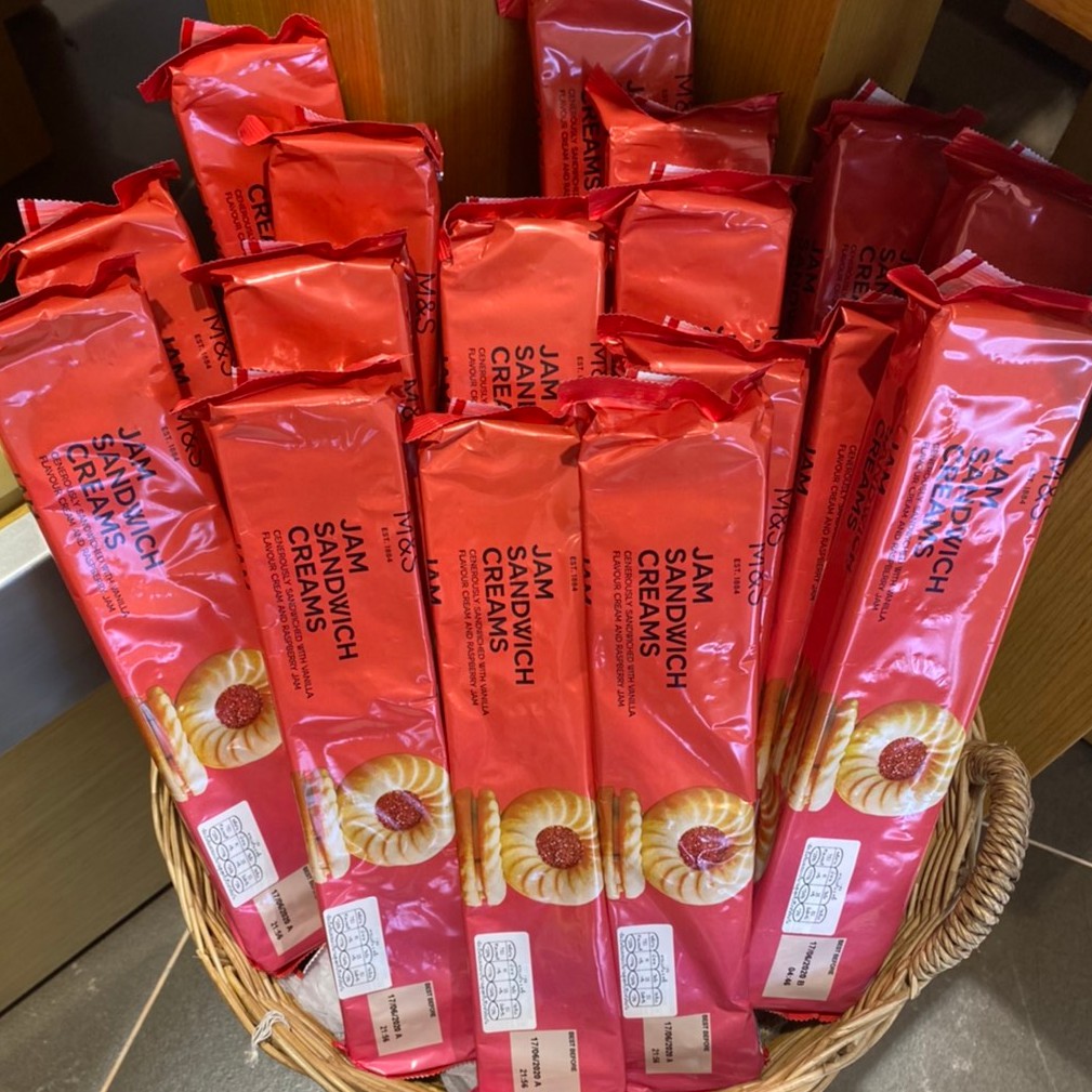 ขนมคุ๊กกี้เนยสอดไส้ครีมสตอเบอรี่หอมหวานมันส์ทุกคำJAM SANDWICH CREAMS : M&S