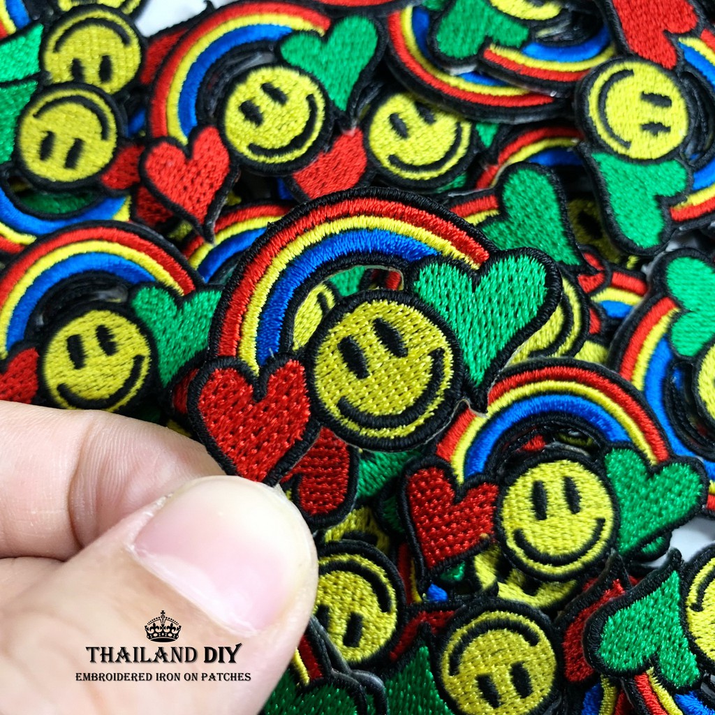 [ ตัวรีดติดเสื้อ ลาย หน้ายิ้ม สีรุ้ง การ์ตูน size s ] Rainbow Smiley Face Patch งานปัก WOP DIY ตัวรีด อาร์มติดเสื้อ หมวก