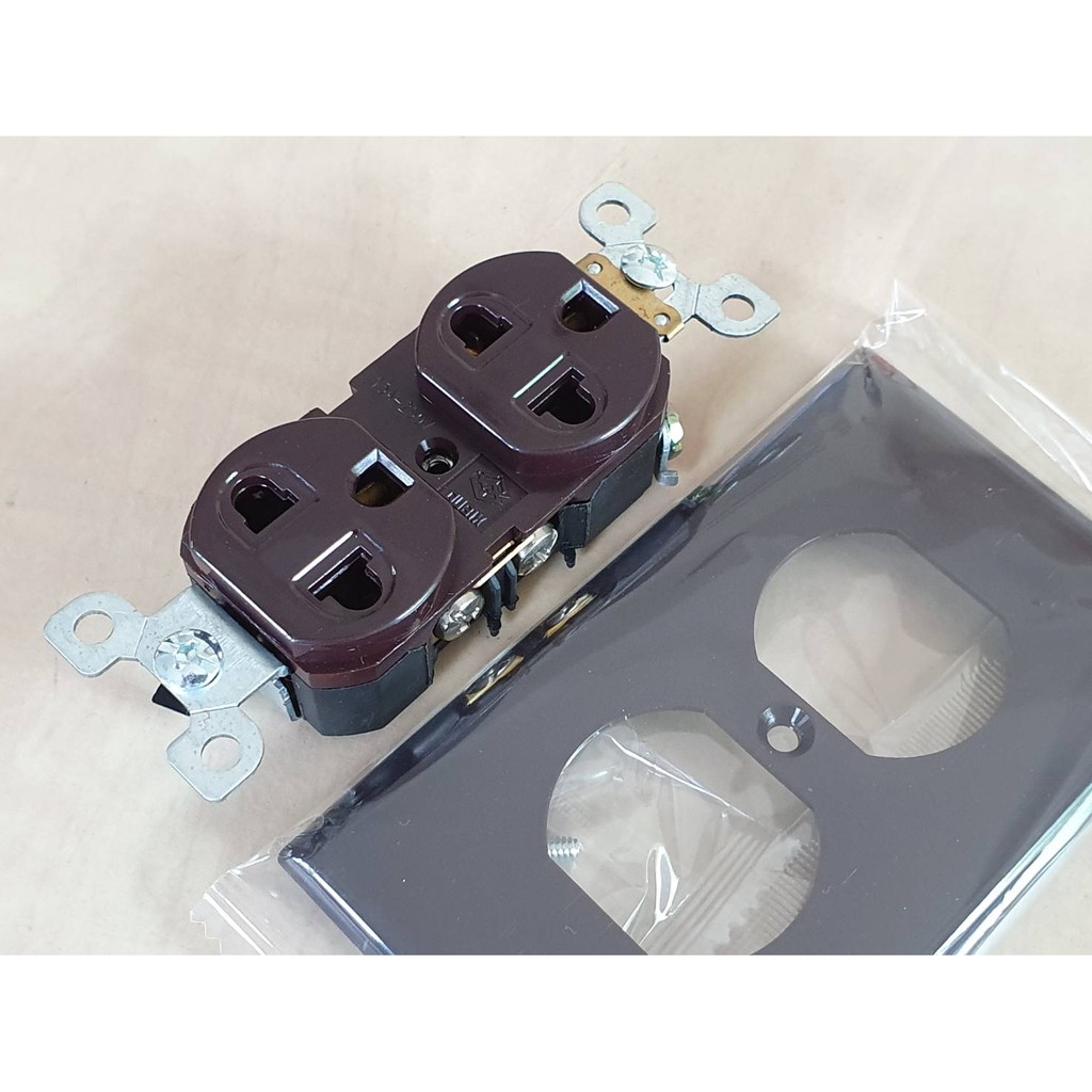 ปลั๊ก Qubix รุ่น R270U (Commercial Spec.) สีน้ำตาล พร้อมฝาครอบ