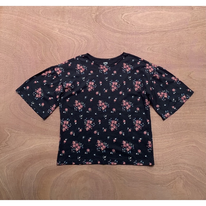 เสื้อยืด Uniqlo vs Studio Sanderson size M