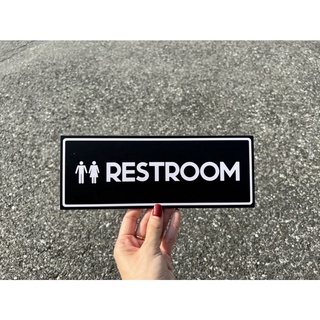 แผ่นป้ายพลาสวูดติดสติ๊กเกอร์ RESTROOM สีดำ สำหรับติดผนังกำแพง ประตู