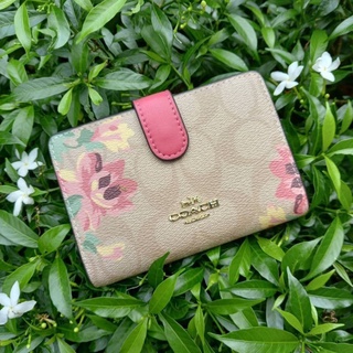 กระเป๋าสตางค์ใบกลาง COACH MEDIUM CORNER ZIP WALLET IN SIGNATURE CANVAS WITH LILLY PRINT