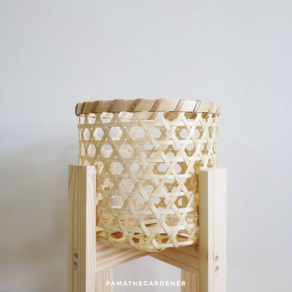 ตะกร้าสานลายหกเหลี่ยม ขนาด 7-8 นิ้ว และขาตั้งไม้