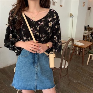 KR vintage flower เสื้อลายดอกไม้คอวี