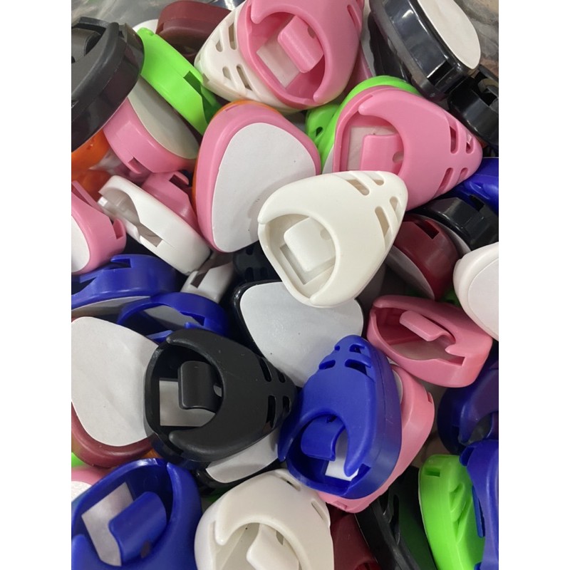 กล่องเก็บปิ๊กกีต้าร์ มีกาว2หน้าในตัวอันละ 4บาท หยิบง่าย ไม่ต้องกลัวปิ๊กหาย