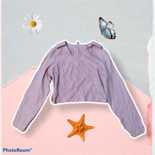เสื้อครอปแขนยาว ลายทาง สีขาวแดง คอปาด ไม่มีซับใน มีร่องรอยการใช้งาน   อก 32-34 นิ้ว เอว 28 นิ้ว ยาว 16 นิ้ว