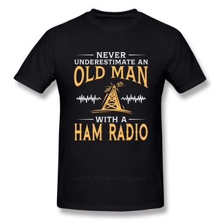 ถูกสุดๆเสื้อยืดคอกลม ผ้าฝ้าย 100% พิมพ์ลาย Never Underestimate An Old Man With A Ham Radio สไตล์พังก์ สตรีท สําหรับผู้ชา